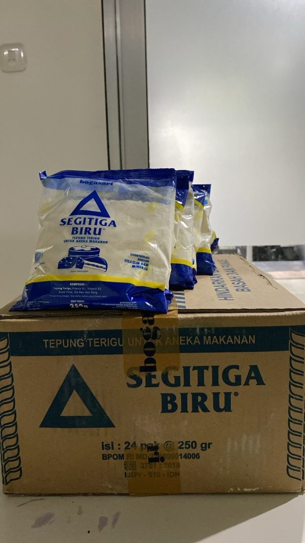 Tepung Terigu Segitiga Biru Protein Sedang – 1 Renceng (6 x 250gr) - Image 3